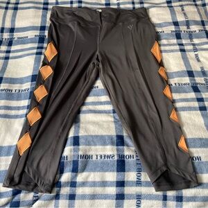Her Universe Star Wars The Clone Wars Ahsoka Tano Active Capris (athletic pants)